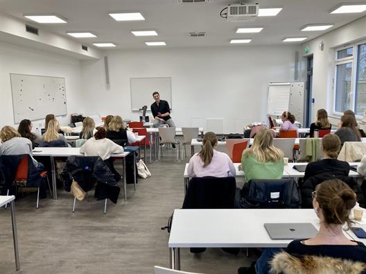Gastvortrag Maik Kivelip: Was Radiobusiness und Bestatterhandwerk miteinander verbindet